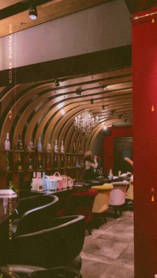 🎤「歌ってる時だけは世界の主役！👑✨
※撮られてるの気づいてないやつ🤣」
#カラオケタイム #コンカフェ嬢の日常 #コンカフェ好きさんと繋がりたい #秘密の一枚